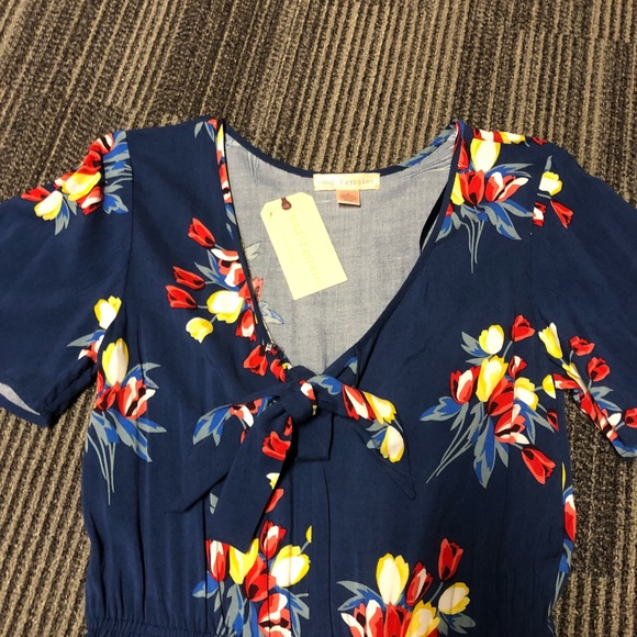 Adorable floral romper - Picture 2 of 5